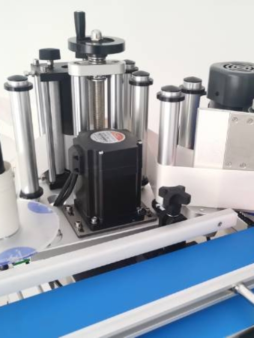 Round bottle labelling machine