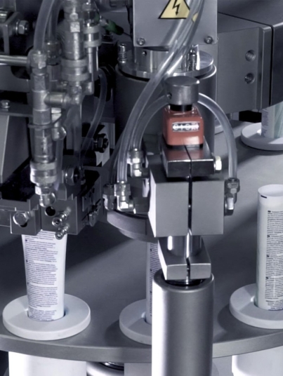 Squeeze tube filling part